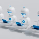 un groupe de robots blancs assis sur des ordinateurs portables