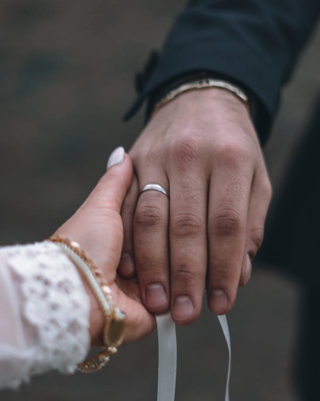 Des créations masculines qui symbolisent un engagement fort
