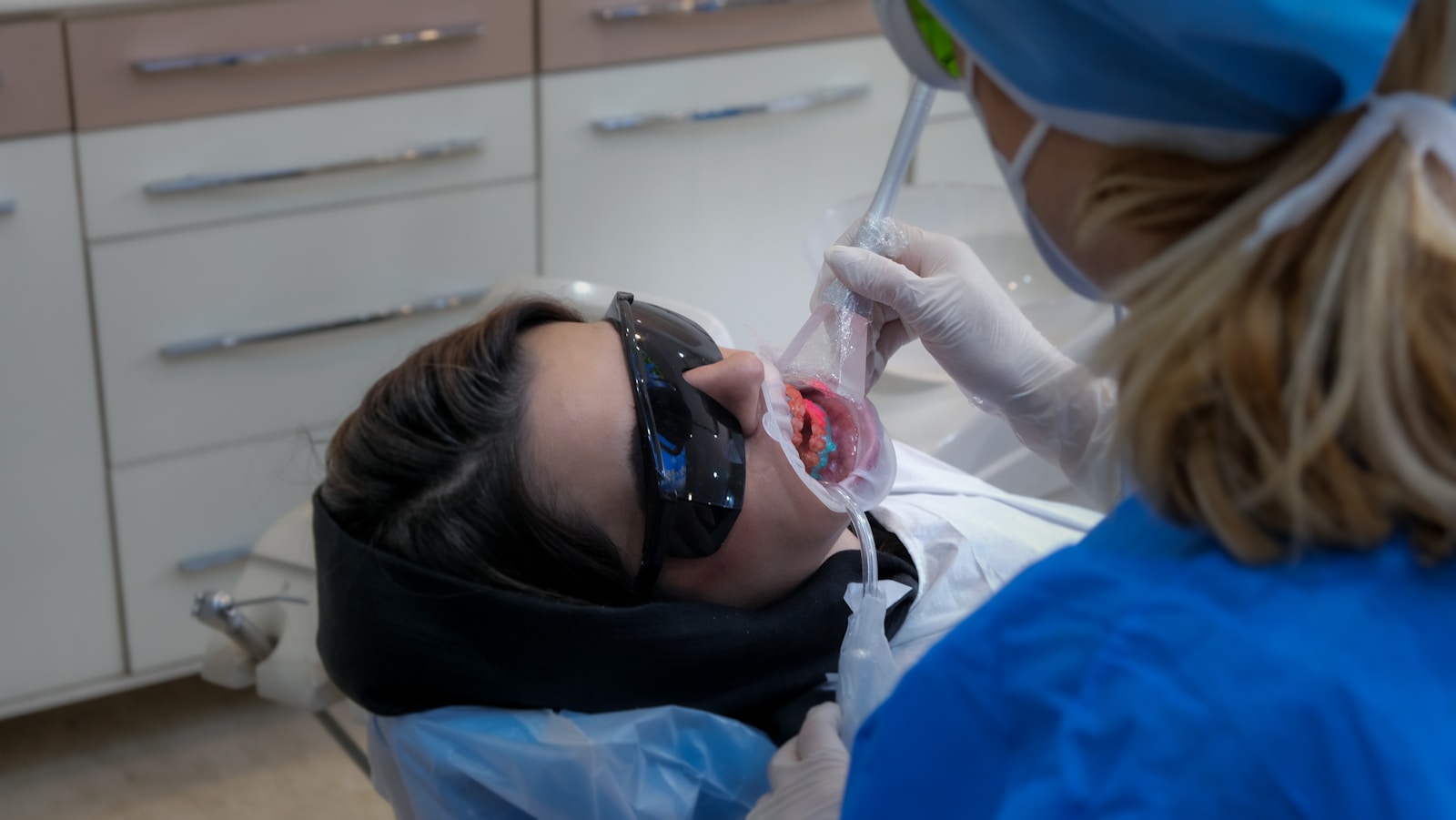 un dentiste examinant un patient