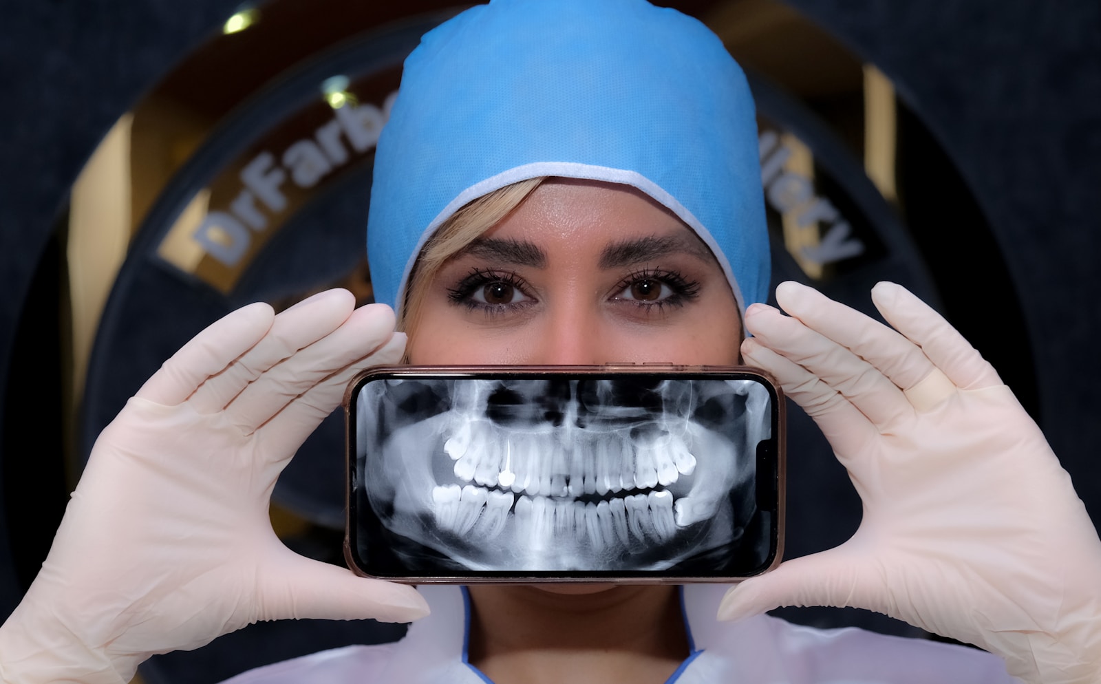 une femme tenant un téléphone portable devant son visage