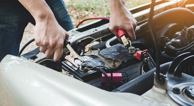 Comment puis-je dépanner ma voiture si la batterie est en panne ?